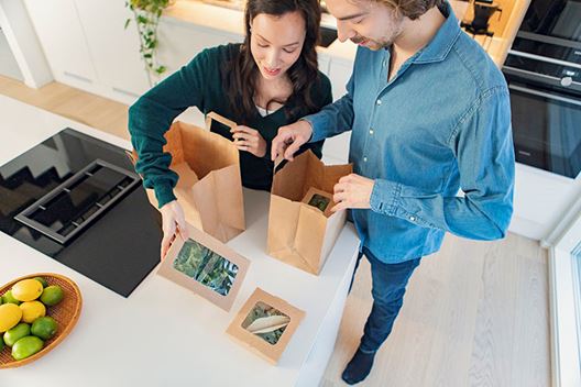 Sachets à sandwich avec fenêtre, enveloppes en papier, sacs en papier avec et sans poignées, et scelleuses de sacs