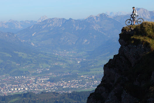 Durch seine geografische Lage sowie die zahlreichen Berge und Seen bietet das Allgäu insbesondere für Outdoor-Liebhaber zu allen vier Jahreszeiten die besten Sportmöglichkeiten. Für jedes Alter und jeden Anspruch gibt es die passenden Aktivitäten.