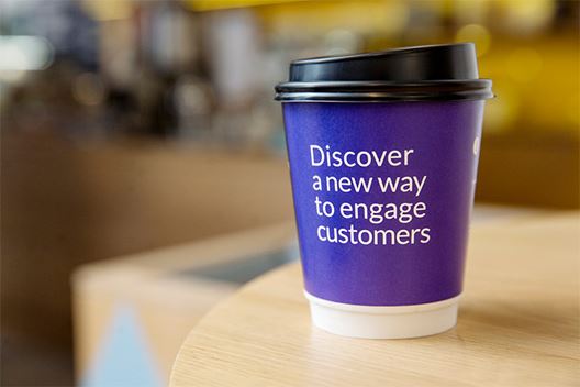 Eine Tasse mit digitalem Inhalt