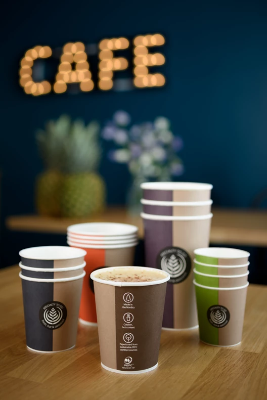 Des gobelets recyclables et recyclés.